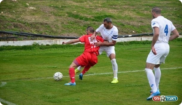 הגנה יציבה בהפועל דליה בדרך לליגה א'. ברקאת ווהב (בלבן)בעימות עם שחקן 